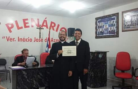 Gleiber recebeu título das mãos do vereador Jonas